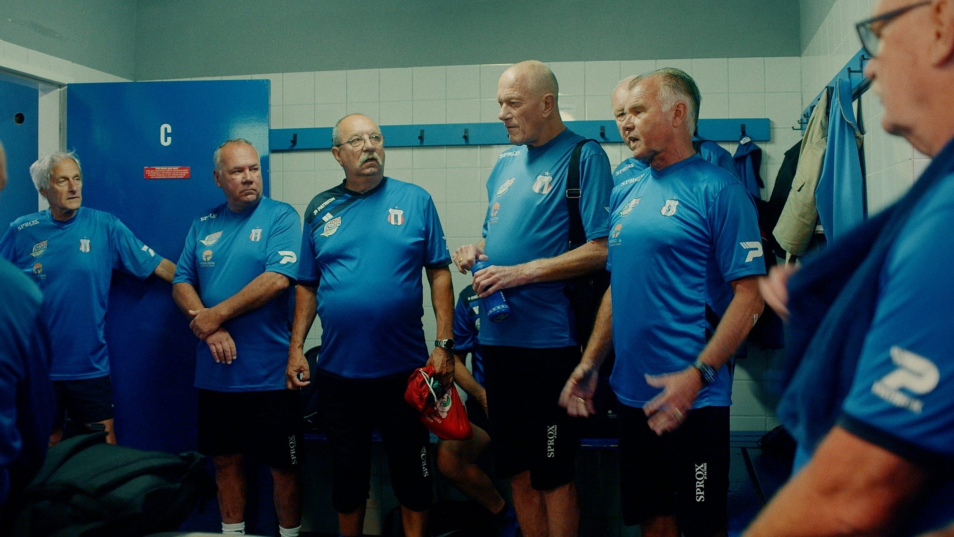 KPN WALKINGFOOTBALL TRAILER FROM COLOR V01 mov 00 01 41 00 Still010