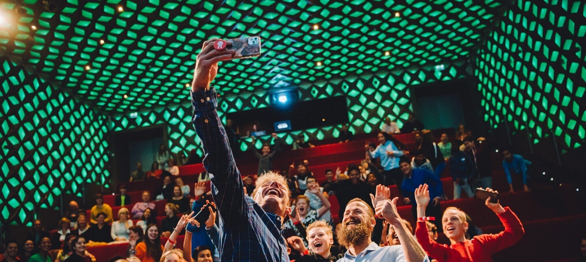 Jim Stolze en Enzo Knol maken een selfie
