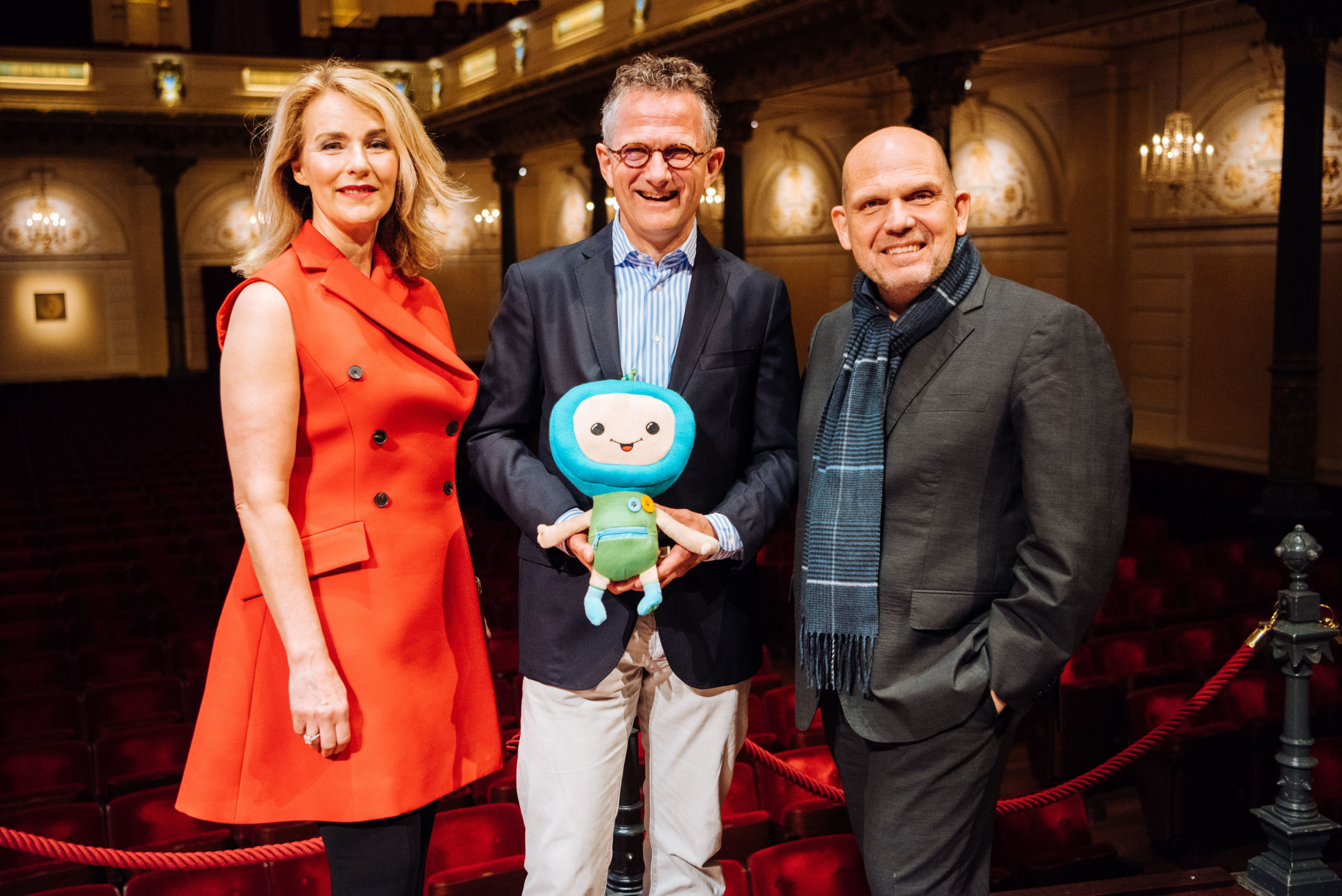 Aaltje En Jaap Van Zweden Met Hans Koeleman En Mascotte Maatje