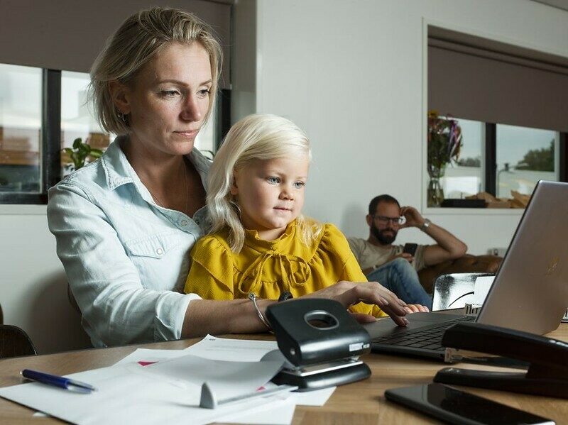Vrouw laptop kind